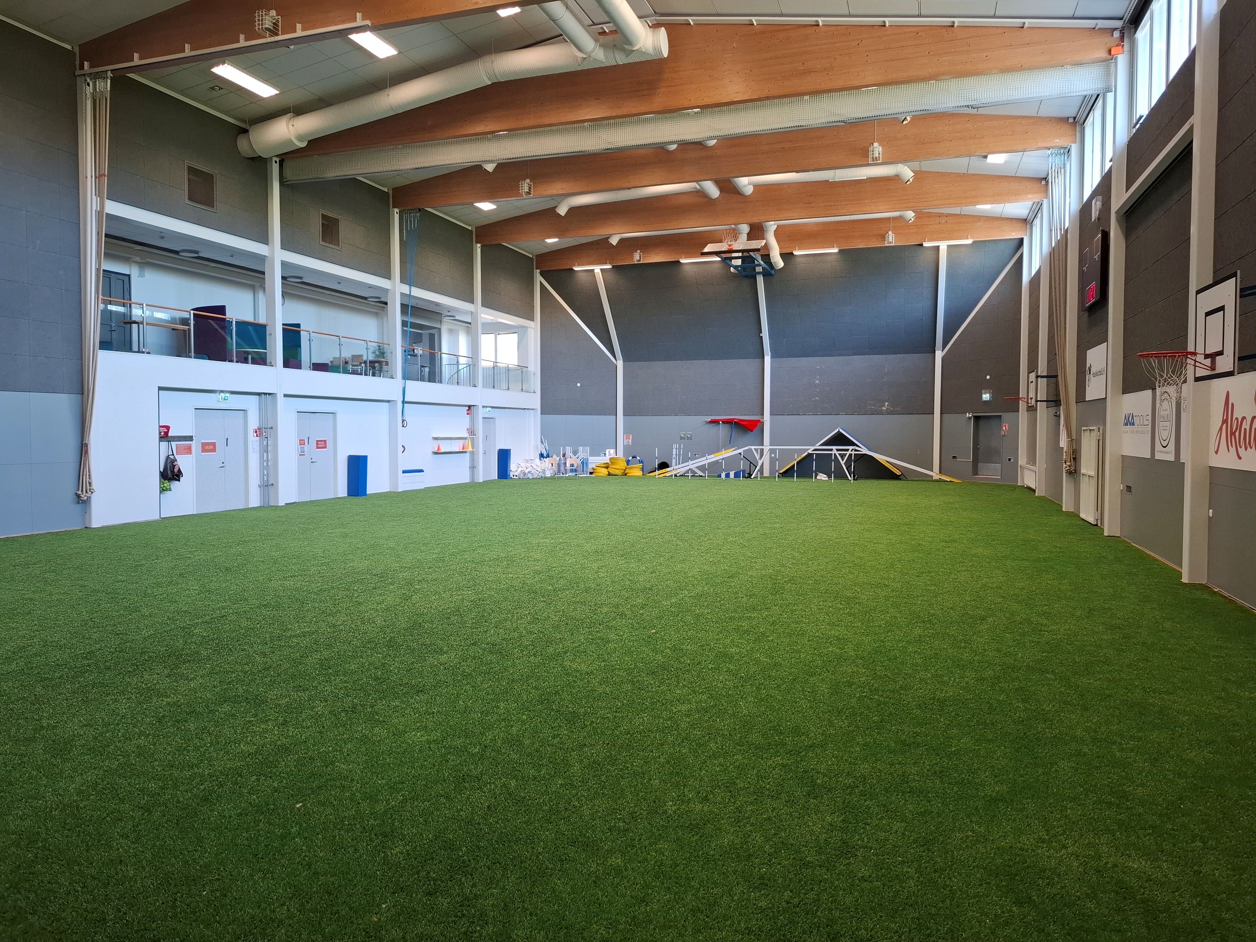 1. Iso halli. 576m2 tiistaisin ja keskiviikkoisin valmis agilityrata