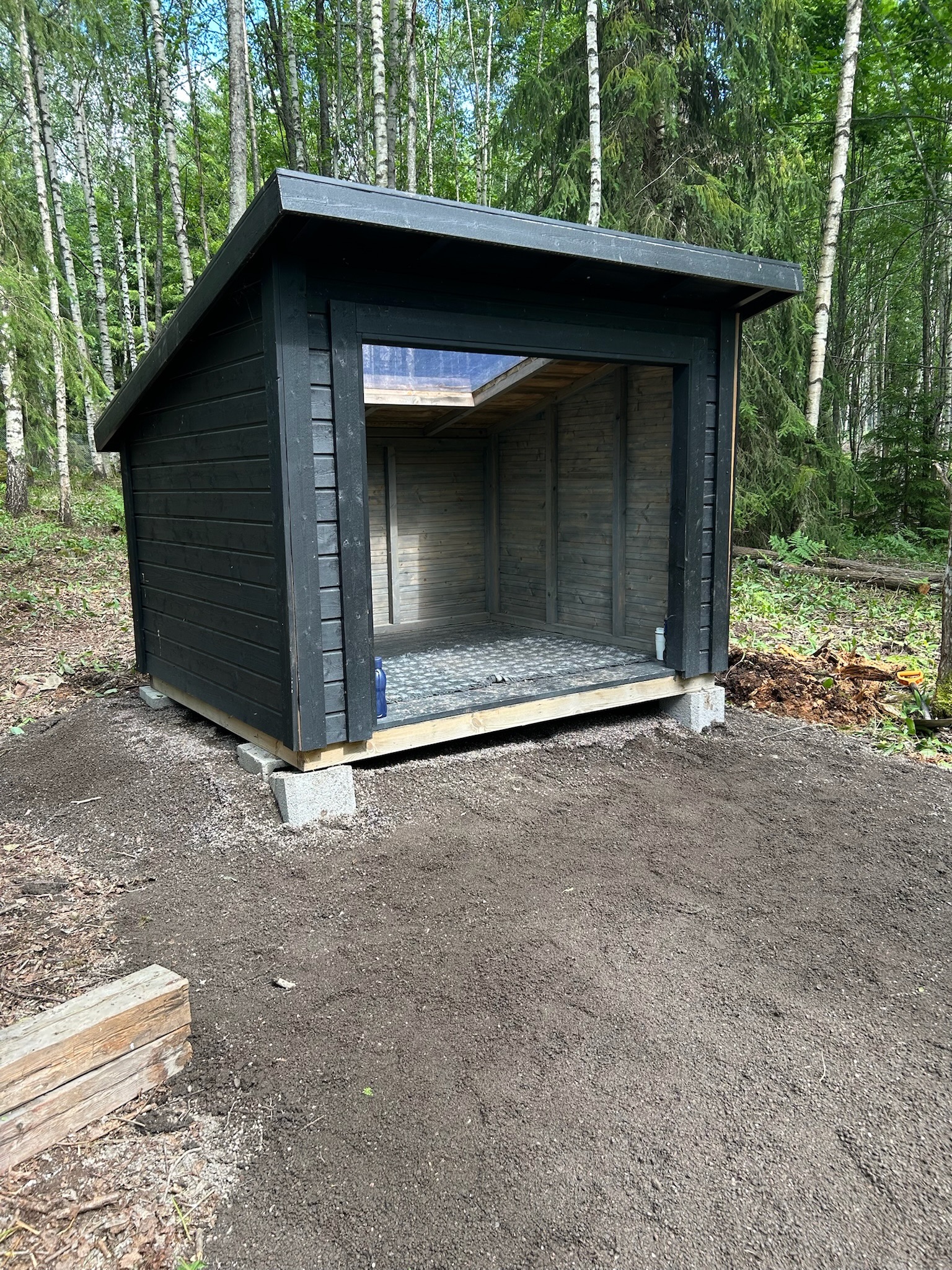 Yöpyminen koirametsässä